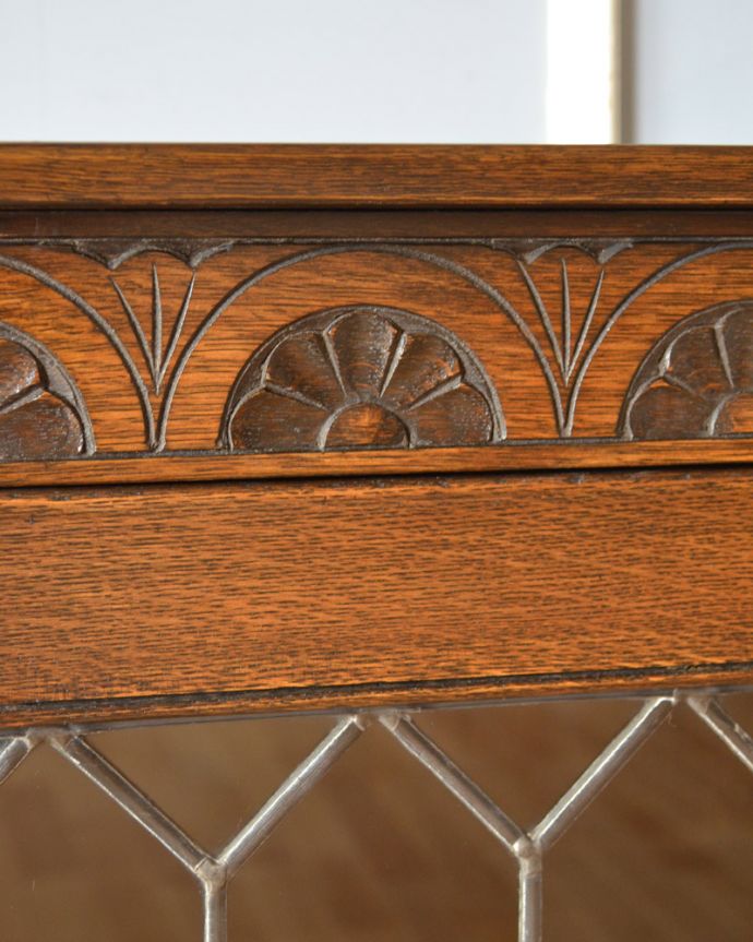 アンティークのキャビネット アンティーク家具 飾り棚にもなるアンティークの英国家具、お花の彫りが沢山付いたオーク材ブックケース(本棚)。風格と品がある装飾はリビングはもちろん、和室や書斎、客間にも最適。(k-1530-f)