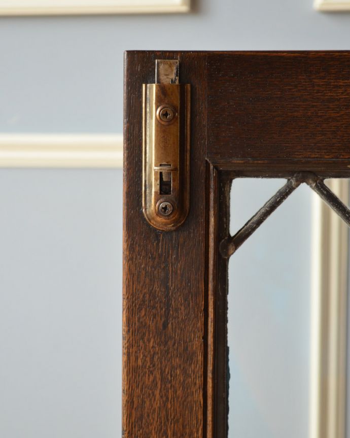 アンティークのキャビネット アンティーク家具 飾り棚にもなるアンティークの英国家具、お花の彫りが沢山付いたオーク材ブックケース(本棚)。扉を留めるためのストッパーも当時のものです。(k-1530-f)