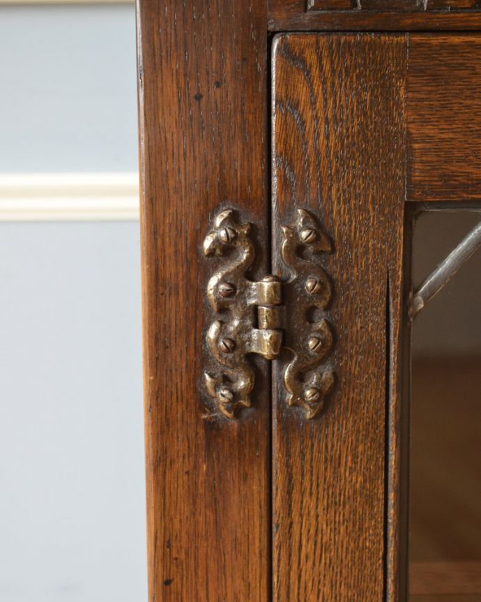 アンティークのキャビネット アンティーク家具 飾り棚にもなるアンティークの英国家具、お花の彫りが沢山付いたオーク材ブックケース(本棚)。アンティークの蝶番は高級感があります。(k-1530-f)