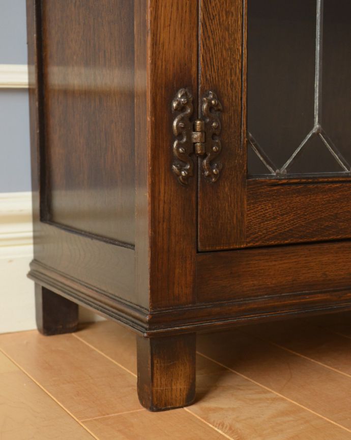 アンティークのキャビネット アンティーク家具 飾り棚にもなるアンティークの英国家具、お花の彫りが沢山付いたオーク材ブックケース(本棚)。しっかりとした安定感があります。(k-1530-f)