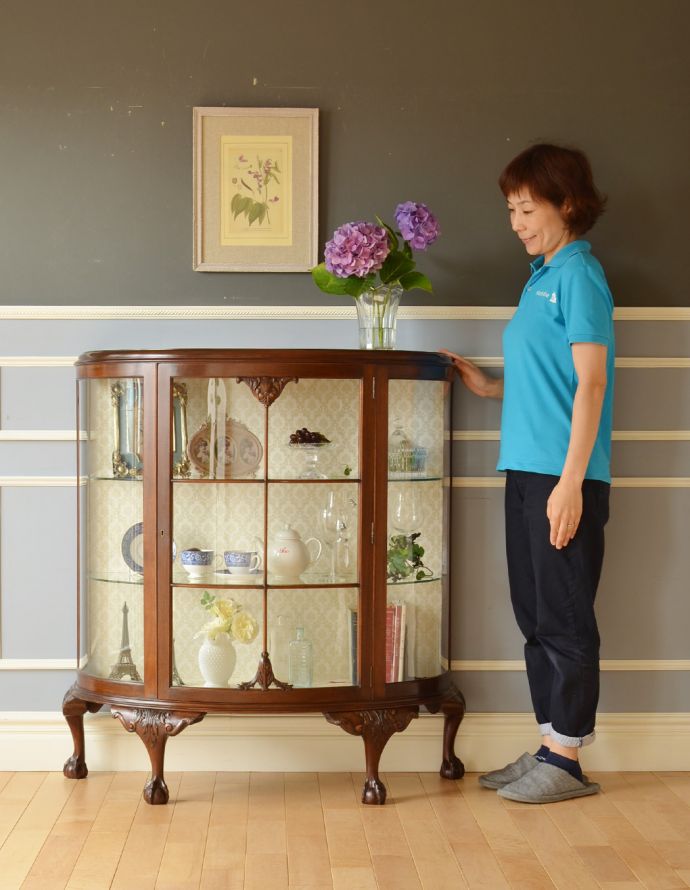 アンティークのキャビネット アンティーク家具 英国で見つけたアンティーク家具、ガラスの曲線が美しいガラスキャビネット。ショーケースのように、お気に入りの雑貨や食器を並べてみましょう。(k-1531-f)