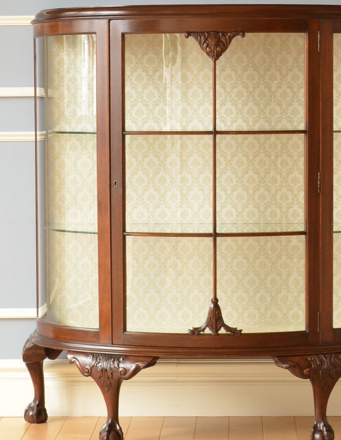 アンティークのキャビネット アンティーク家具 英国で見つけたアンティーク家具、ガラスの曲線が美しいガラスキャビネット。アンティークのガラスがキレイにはめ込んであります。(k-1531-f)