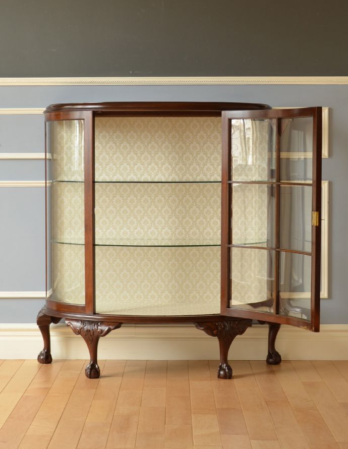 アンティークのキャビネット アンティーク家具 英国で見つけたアンティーク家具、ガラスの曲線が美しいガラスキャビネット。3段あります。(k-1531-f)