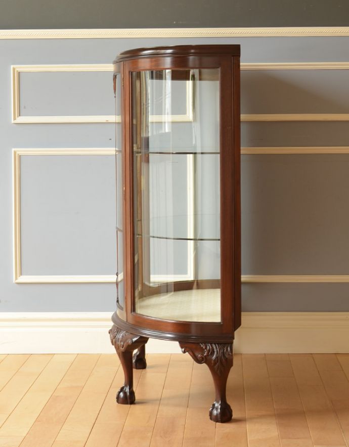 アンティークのキャビネット アンティーク家具 英国で見つけたアンティーク家具、ガラスの曲線が美しいガラスキャビネット。サイドもガラスなので、どこから見ても美しいです!しっかり作られているので、安心してお使いいただけます。(k-1531-f)