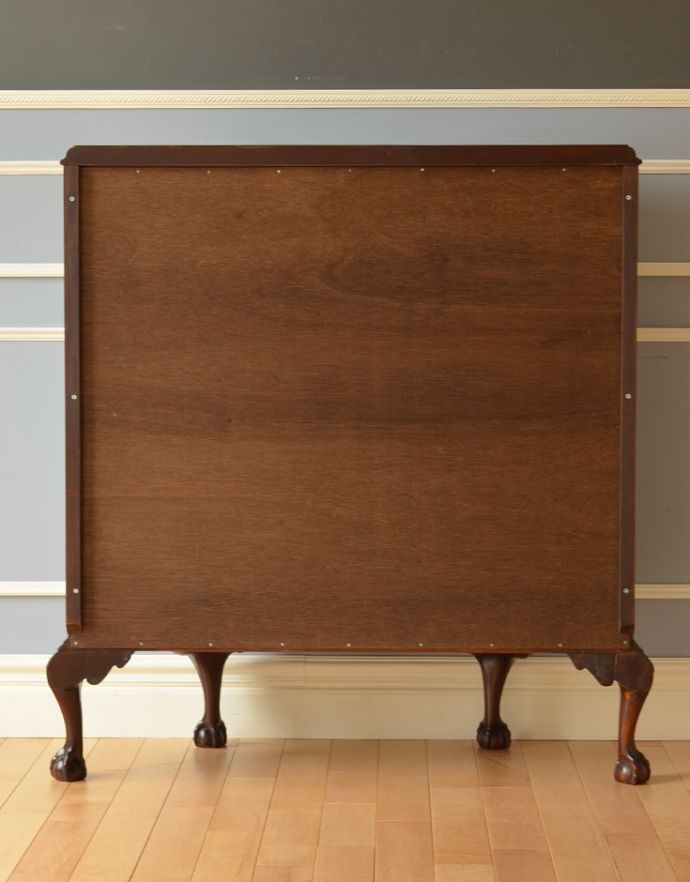 アンティークのキャビネット アンティーク家具 英国で見つけたアンティーク家具、ガラスの曲線が美しいガラスキャビネット。キチンとメンテナンスしてあるので、裏側もキレイです。(k-1531-f)