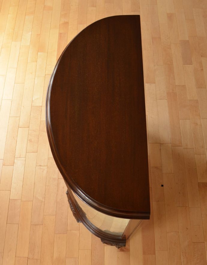 アンティークのキャビネット アンティーク家具 英国で見つけたアンティーク家具、ガラスの曲線が美しいガラスキャビネット。天板も木目がとってもキレイです。(k-1531-f)