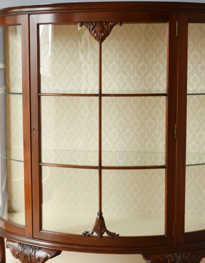 アンティークのキャビネット アンティーク家具 英国で見つけたアンティーク家具、ガラスの曲線が美しいガラスキャビネット。ガラスもアンティークならでは。(k-1531-f)