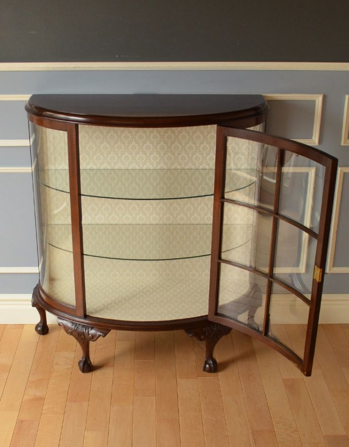 アンティークのキャビネット アンティーク家具 英国で見つけたアンティーク家具、ガラスの曲線が美しいガラスキャビネット。扉はきちんとお直しをしているのでスムーズに開け閉めができ、出し入れもしやすく使いやすいです。(k-1531-f)