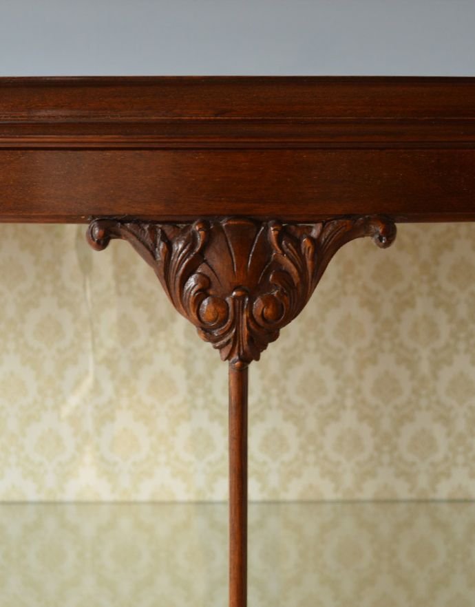 アンティークのキャビネット アンティーク家具 英国で見つけたアンティーク家具、ガラスの曲線が美しいガラスキャビネット。ワンポイントの装飾がとってもステキ!英国の家具らしい重厚感があります。(k-1531-f)