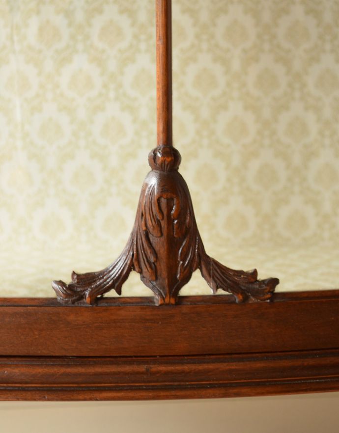 アンティークのキャビネット アンティーク家具 英国で見つけたアンティーク家具、ガラスの曲線が美しいガラスキャビネット。繊細な彫が入った木製の装飾です。(k-1531-f)