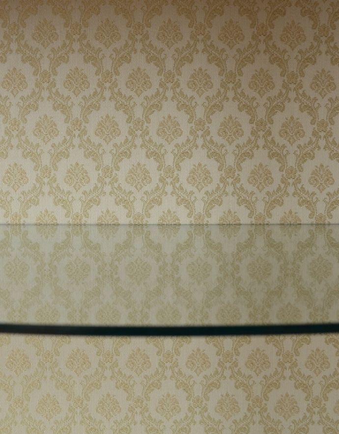 アンティークのキャビネット アンティーク家具 英国で見つけたアンティーク家具、ガラスの曲線が美しいガラスキャビネット。柄物の食器やお気に入りのアイテムが引き立つような生地になっています。(k-1531-f)