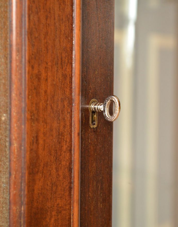 アンティークのキャビネット アンティーク家具 英国で見つけたアンティーク家具、ガラスの曲線が美しいガラスキャビネット。鍵穴が付いています。(k-1531-f)