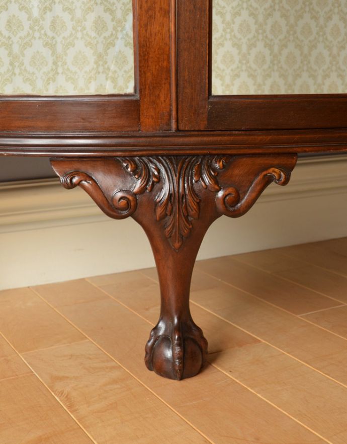 アンティークのキャビネット アンティーク家具 英国で見つけたアンティーク家具、ガラスの曲線が美しいガラスキャビネット。美しい脚がしっかり支えてくれます。(k-1531-f)