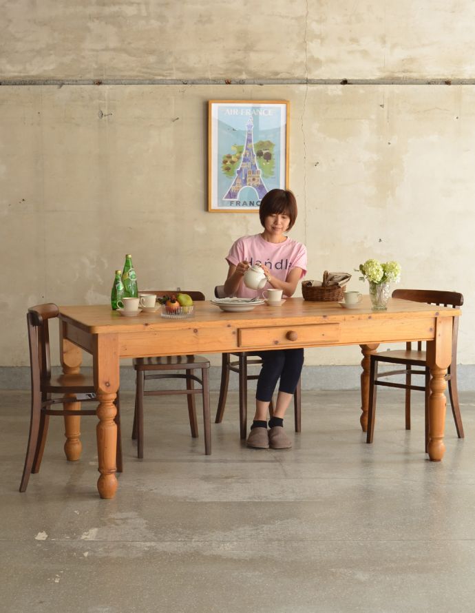 ロイドテーブル アンティーク家具 イギリスのナチュラルなアンティーク家具、みんなで使えるサイズのパイン材ダイニングテーブル。お茶の時間、パソコンや書き物、アイロンなどの作業台として。(k-1534-f)