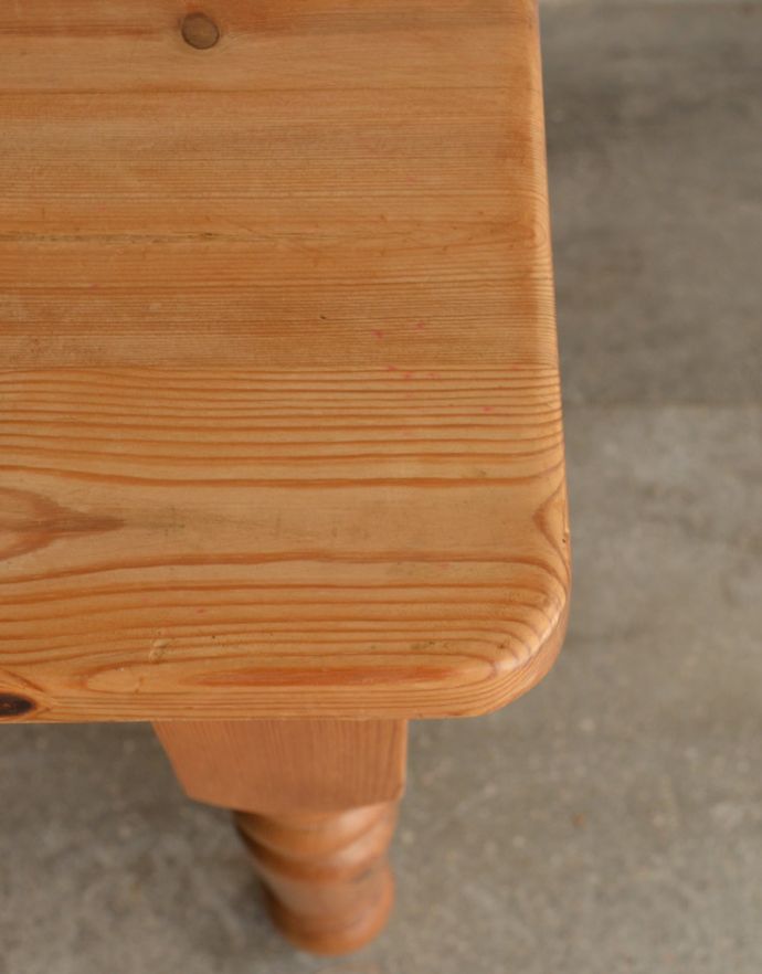 ロイドテーブル アンティーク家具 イギリスのナチュラルなアンティーク家具、みんなで使えるサイズのパイン材ダイニングテーブル。角もキレイな状態です。(k-1534-f)