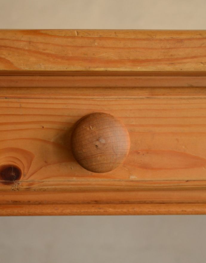 ロイドテーブル アンティーク家具 イギリスのナチュラルなアンティーク家具、みんなで使えるサイズのパイン材ダイニングテーブル。引出しにはコロンと丸い可愛い取っ手がついています。(k-1534-f)