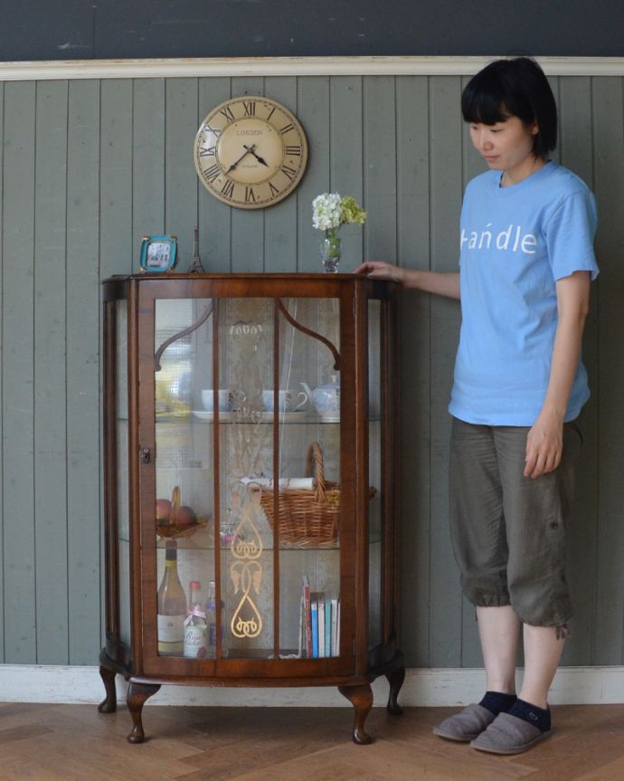 ガラスキャビネット　アンティーク家具　初めての方にも人気なアンティーク家具、ハートの模様が入ったなガラスキャビネット。ショーケースのように、お気に入りの雑貨や食器を並べてみましょう。(k-1535-f)