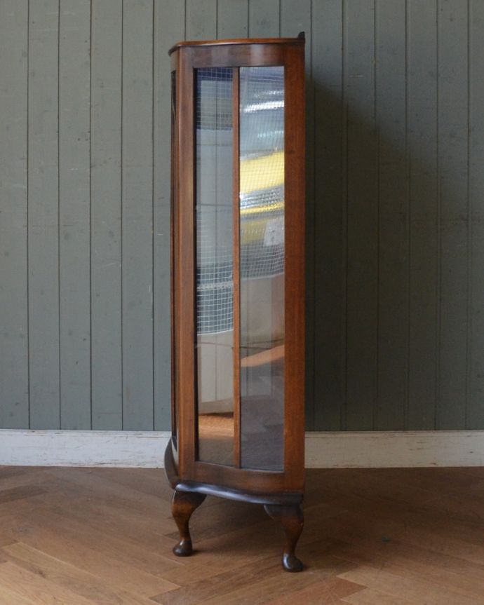 ガラスキャビネット　アンティーク家具　初めての方にも人気なアンティーク家具、ハートの模様が入ったなガラスキャビネット。サイドもガラスなので、どこから見ても美しいです！しっかり作られているので、安心してお使いいただけます。(k-1535-f)