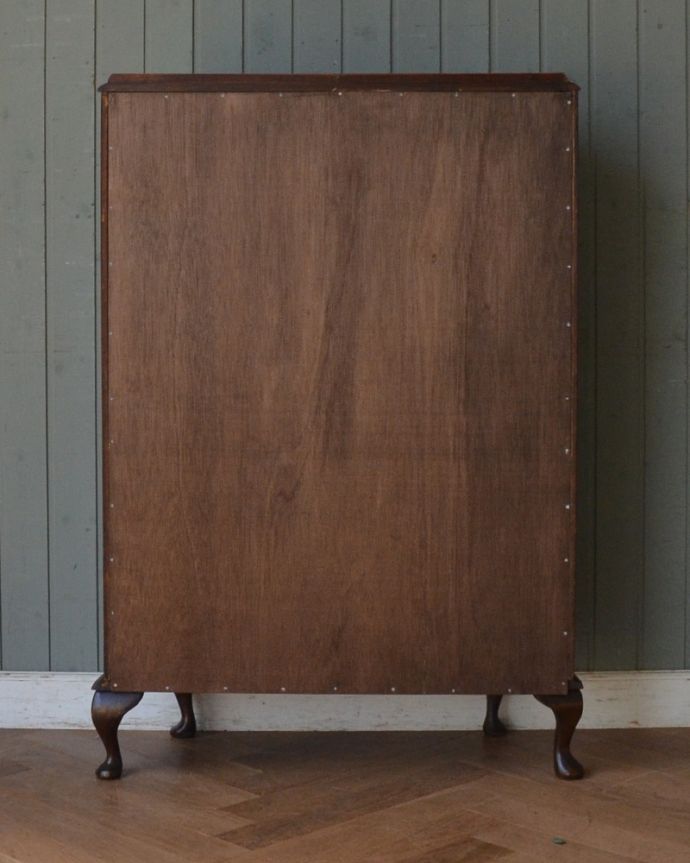 ガラスキャビネット　アンティーク家具　初めての方にも人気なアンティーク家具、ハートの模様が入ったなガラスキャビネット。きちんとメンテナンスしてあるので、裏側もキレイです。(k-1535-f)