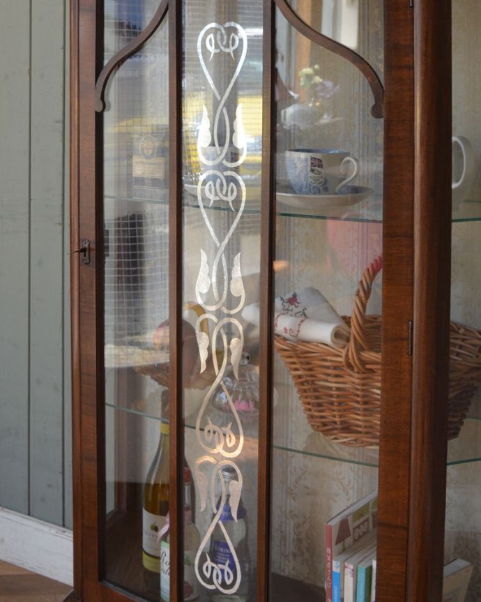 ガラスキャビネット　アンティーク家具　初めての方にも人気なアンティーク家具、ハートの模様が入ったなガラスキャビネット。優雅な模様を施したガラス扉です。(k-1535-f)