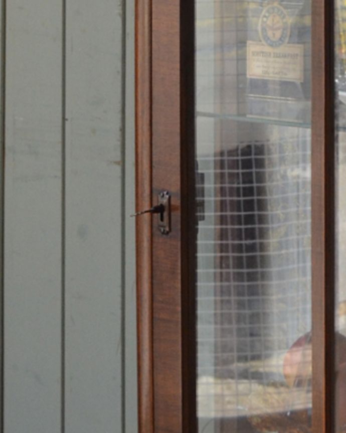 ガラスキャビネット　アンティーク家具　初めての方にも人気なアンティーク家具、ハートの模様が入ったなガラスキャビネット。扉は鍵を引っ掛けて開閉してください。(k-1535-f)