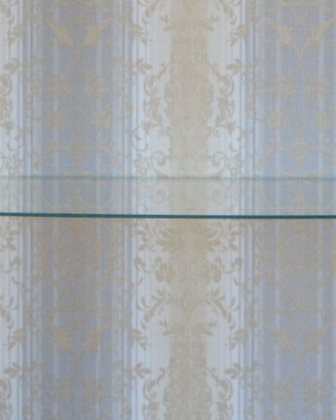 ガラスキャビネット　アンティーク家具　初めての方にも人気なアンティーク家具、ハートの模様が入ったなガラスキャビネット。柄物の食器やお気に入りのアイテムが引き立つような生地になっています。(k-1535-f)