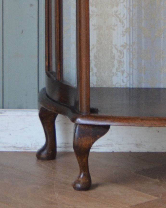 ガラスキャビネット　アンティーク家具　初めての方にも人気なアンティーク家具、ハートの模様が入ったなガラスキャビネット。安定感のある脚がしっかり支えます。(k-1535-f)