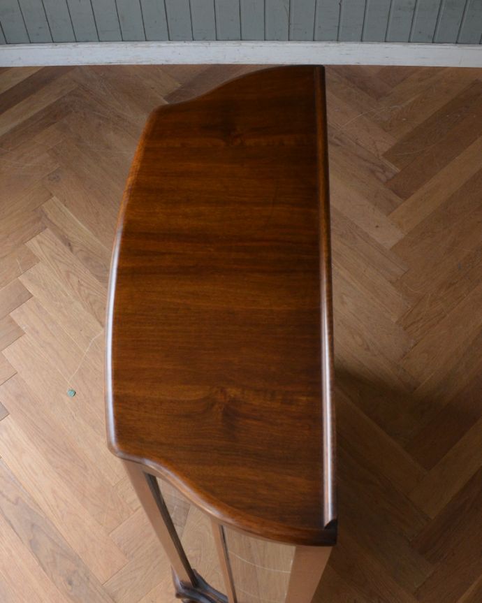 ガラスキャビネット　アンティーク家具　初めての方にも人気なアンティーク家具、ハートの模様が入ったなガラスキャビネット。天板も木目がとってもキレイです。(k-1535-f)