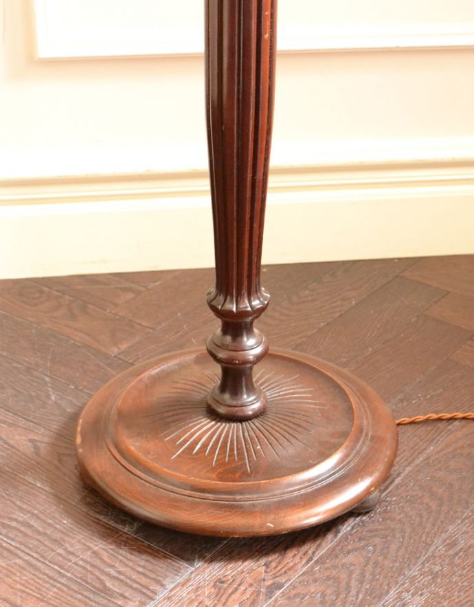 イギリスのアンティークスタンド照明、レースが素敵な布シェードの