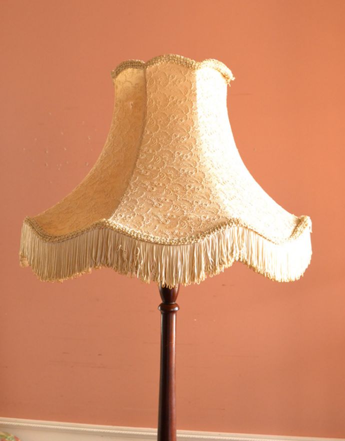 イギリスのアンティークスタンド照明、レースが素敵な布シェードの