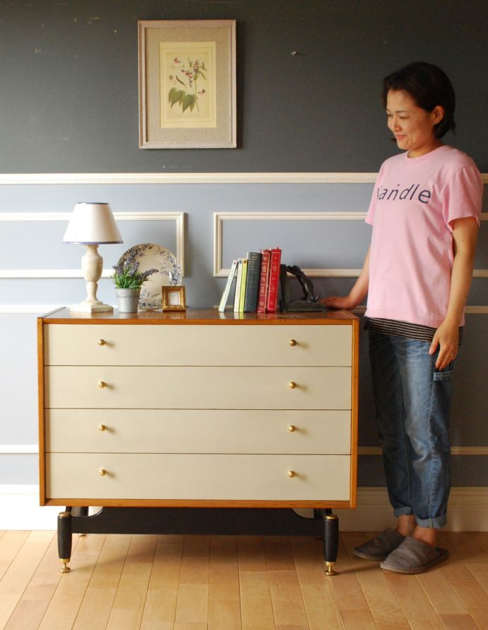 G-PLAN(Gプラン) アンティーク家具 Gプランの北欧テイストのインテリア、サニーオーク&チャイニーズホワイトチェスト。白い引き出しがお洒落なチェストです。(k-1538-f)