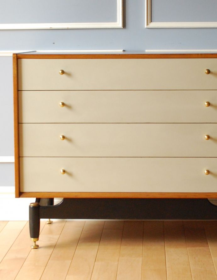 G-PLAN(Gプラン) アンティーク家具 Gプランの北欧テイストのインテリア、サニーオーク&チャイニーズホワイトチェスト。リビングで電話などの置き場所として使っても最適です。(k-1538-f)