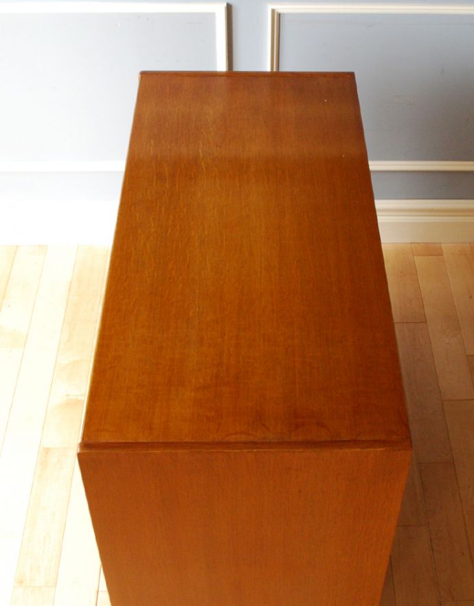 G-PLAN(Gプラン) アンティーク家具 Gプランの北欧テイストのインテリア、サニーオーク&チャイニーズホワイトチェスト。天板もキレイに塗装を仕上げました。(k-1538-f)