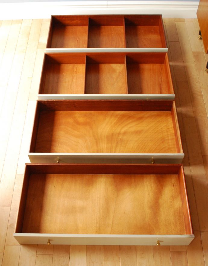 G-PLAN(Gプラン) アンティーク家具 Gプランの北欧テイストのインテリア、サニーオーク&チャイニーズホワイトチェスト。引き出しは4杯付いています。(k-1538-f)