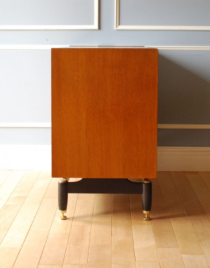 G-PLAN(Gプラン) アンティーク家具 Gプランの北欧テイストのインテリア、サニーオーク&チャイニーズホワイトチェスト。サイドから見てもキレイな状態です。(k-1538-f)