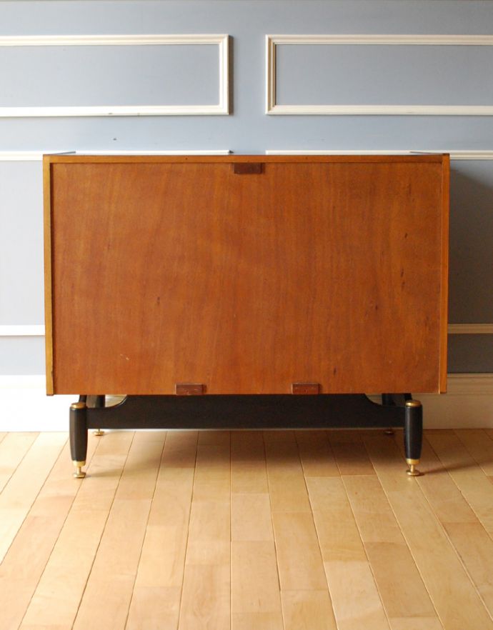 G-PLAN(Gプラン) アンティーク家具 Gプランの北欧テイストのインテリア、サニーオーク&チャイニーズホワイトチェスト。きちんとメンテナンスしてあるので、裏側もキレイです。(k-1538-f)