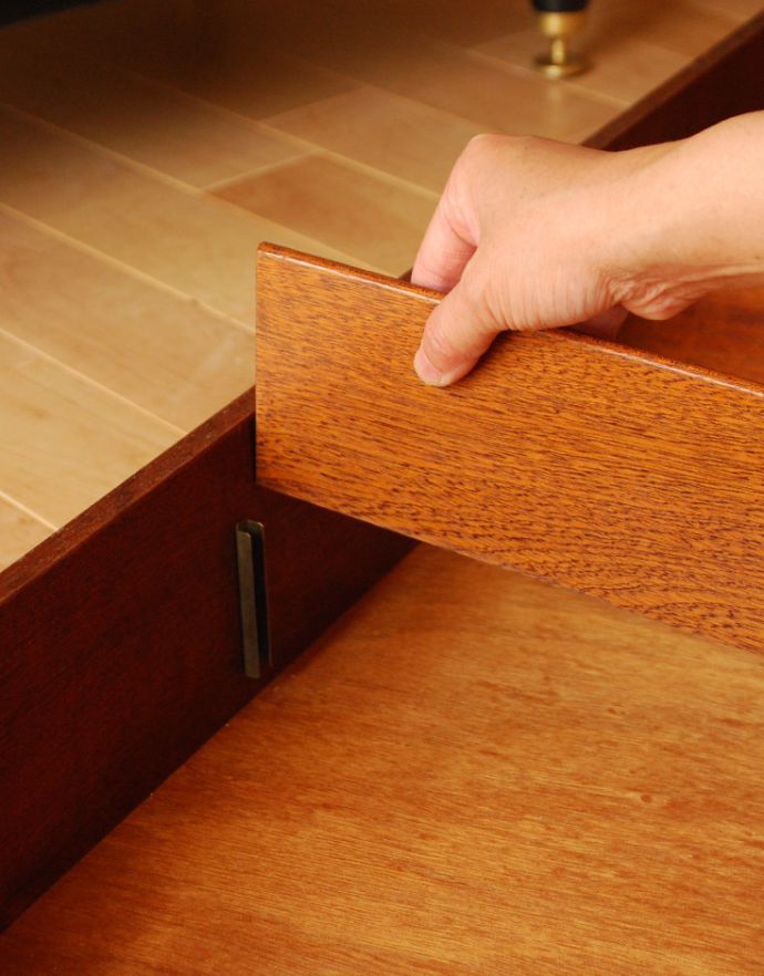 G-PLAN(Gプラン) アンティーク家具 Gプランの北欧テイストのインテリア、サニーオーク&チャイニーズホワイトチェスト。引き出しの仕切り板は可動です。(k-1538-f)