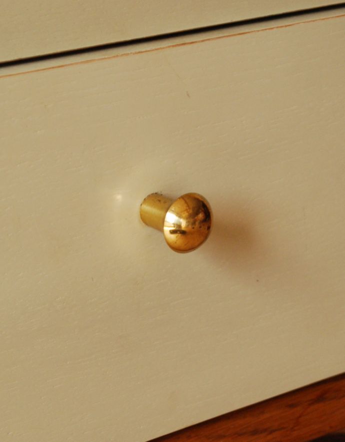 G-PLAN(Gプラン) アンティーク家具 Gプランの北欧テイストのインテリア、サニーオーク&チャイニーズホワイトチェスト。ゴールドの取っ手です。(k-1538-f)