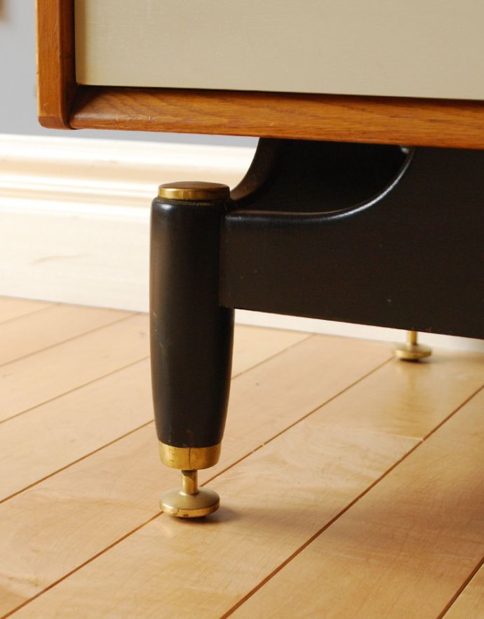 G-PLAN(Gプラン) アンティーク家具 Gプランの北欧テイストのインテリア、サニーオーク&チャイニーズホワイトチェスト。きちんと支えます。(k-1538-f)