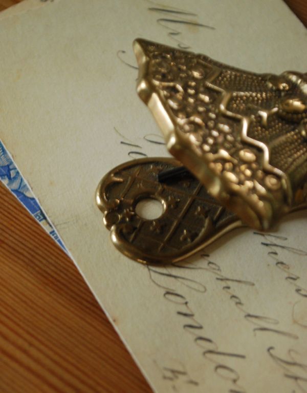 英国で見つけたアンティーク雑貨、 真鍮製ハンドモチーフのクリップ(k