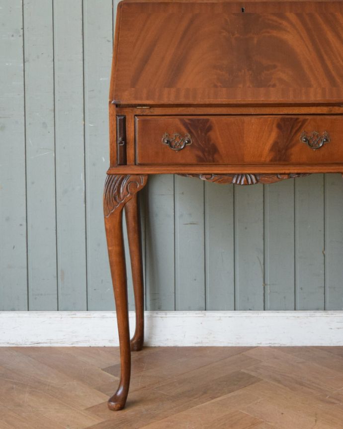 サイドバイサイド アンティーク家具 ウォルナット材のアンティーク英国家具、脚の曲線が美しいライティングビューローデスク。外国製のビューローは装飾があちこちにあるので、絵になるアイテム。(k-1539-f)