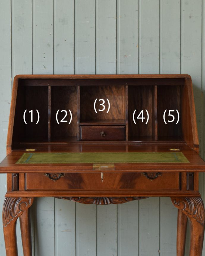 サイドバイサイド アンティーク家具 ウォルナット材のアンティーク英国家具、脚の曲線が美しいライティングビューローデスク。この通り天板は広々しているので、パソコンデスクとしても活躍してくれます。(k-1539-f)