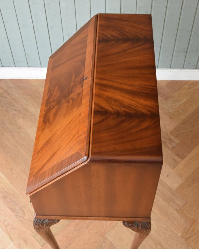 サイドバイサイド アンティーク家具 ウォルナット材のアンティーク英国家具、脚の曲線が美しいライティングビューローデスク。天板もピカピカにお直ししました。(k-1539-f)