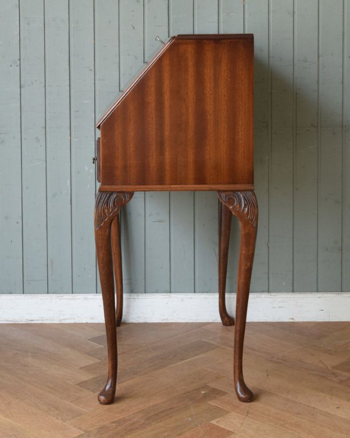 サイドバイサイド アンティーク家具 ウォルナット材のアンティーク英国家具、脚の曲線が美しいライティングビューローデスク。ビューローを閉じると、スッキリとしたキャビネットに。(k-1539-f)