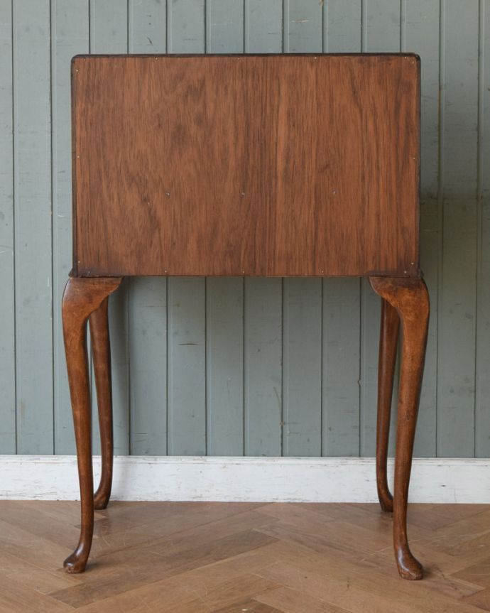 サイドバイサイド アンティーク家具 ウォルナット材のアンティーク英国家具、脚の曲線が美しいライティングビューローデスク。キチンとメンテナンスしてあるので、裏側もキレイです。(k-1539-f)