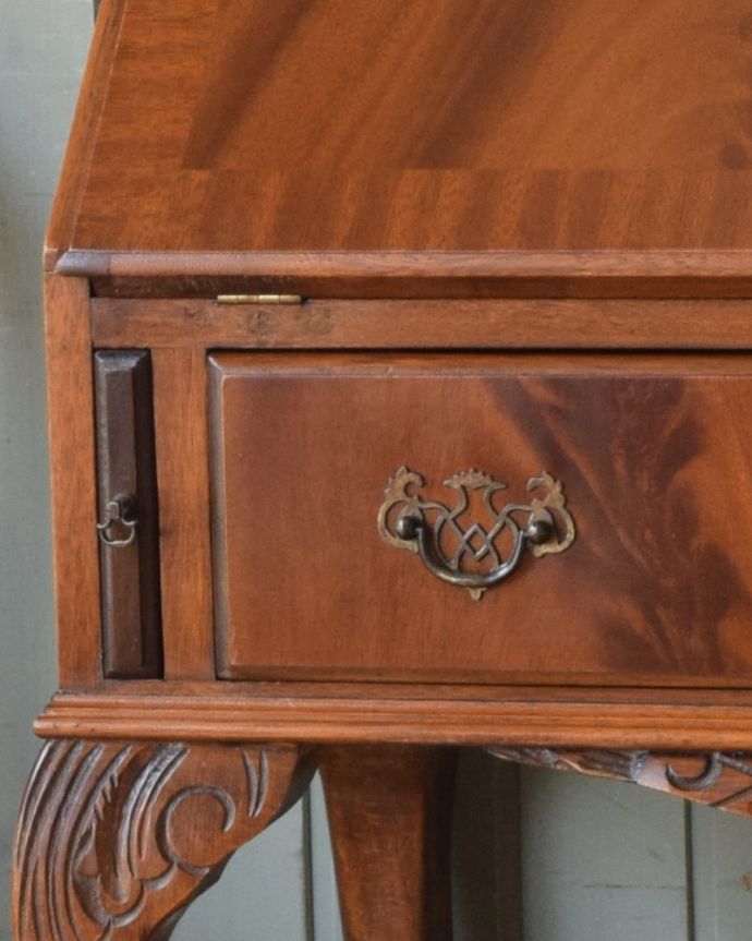 サイドバイサイド アンティーク家具 ウォルナット材のアンティーク英国家具、脚の曲線が美しいライティングビューローデスク。アンティークならではのお洒落な取っ手。(k-1539-f)