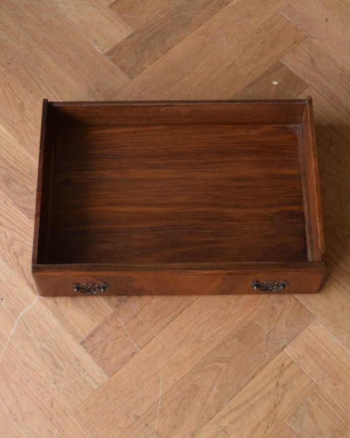 サイドバイサイド アンティーク家具 ウォルナット材のアンティーク英国家具、脚の曲線が美しいライティングビューローデスク。引き出しが1杯付いています。(k-1539-f)