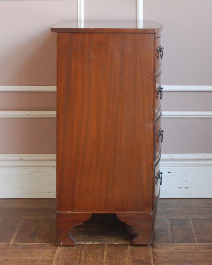 アンティークのチェスト　アンティーク家具　クラシックなアンティーク英国家具、4段タイプのウォルナット材チェスト。サイドから見ても絵になります。(k-1542-f)