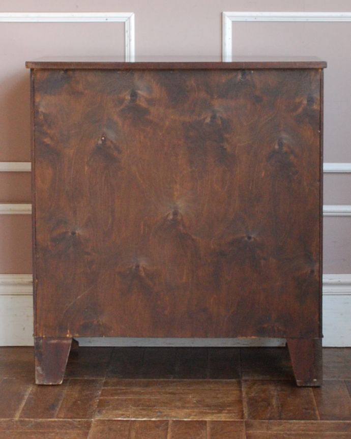 アンティークのチェスト　アンティーク家具　クラシックなアンティーク英国家具、4段タイプのウォルナット材チェスト。きちんとメンテナンスしてあるので、裏側もキレイです。(k-1542-f)