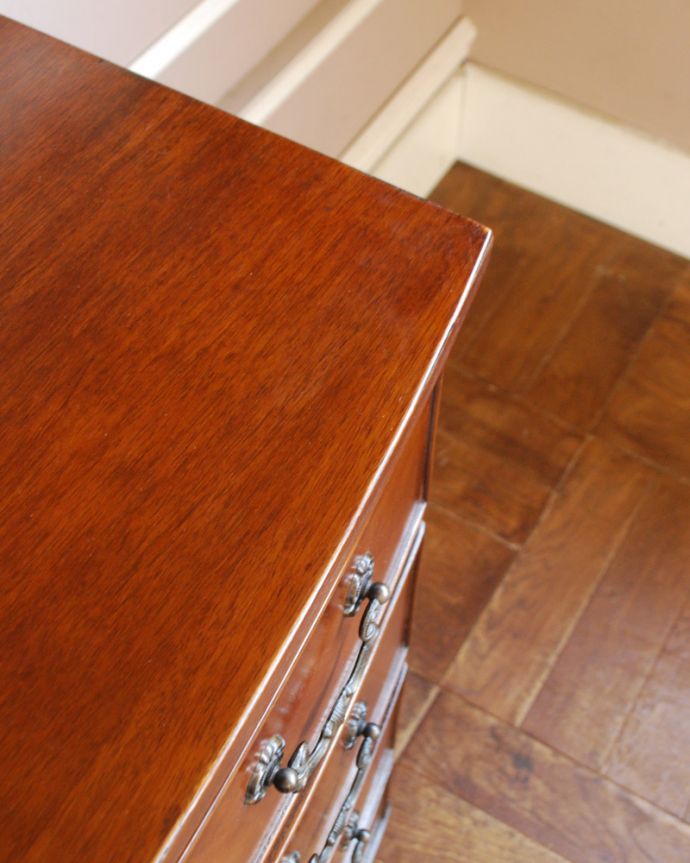 アンティークのチェスト　アンティーク家具　クラシックなアンティーク英国家具、4段タイプのウォルナット材チェスト。角も美しく仕上がっています。(k-1542-f)